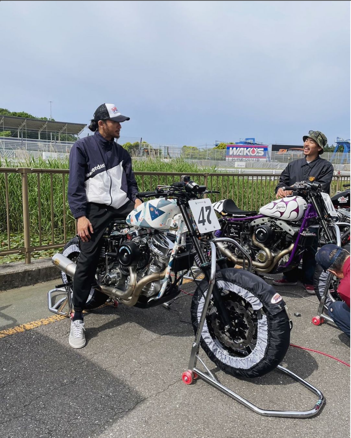 ワイルドさに磨きが！長瀬智也、44歳のプライベート姿でヒゲの生えた顔アップ…バイクに乗る姿も