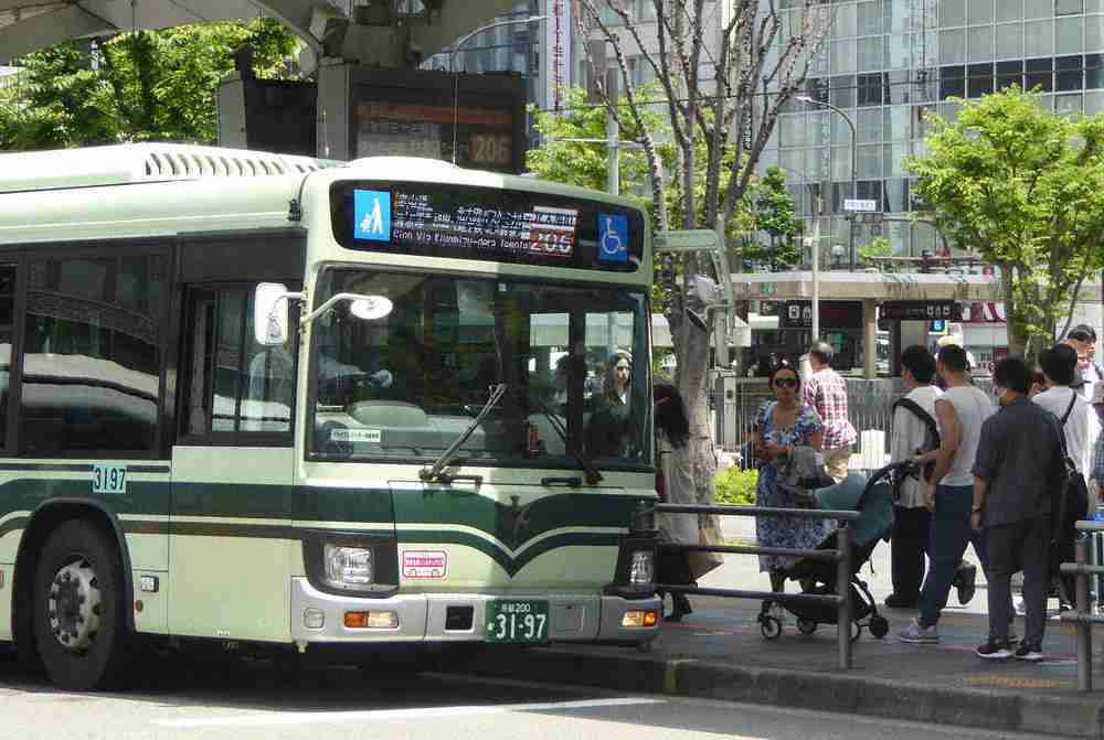 観光客増、ベビーカーを押してバスに乗れない…　京都で対策を望む