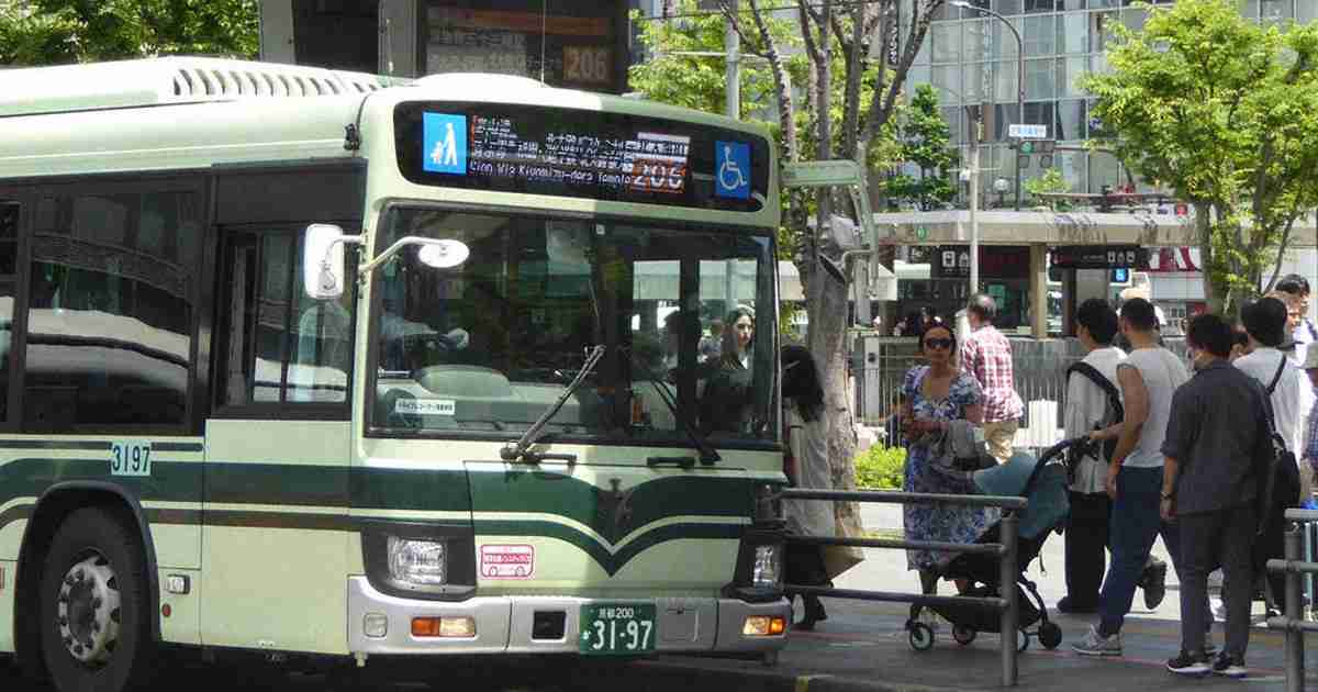 観光客増、ベビーカーを押してバスに乗れない…　京都で対策を望む声 | 毎日新聞