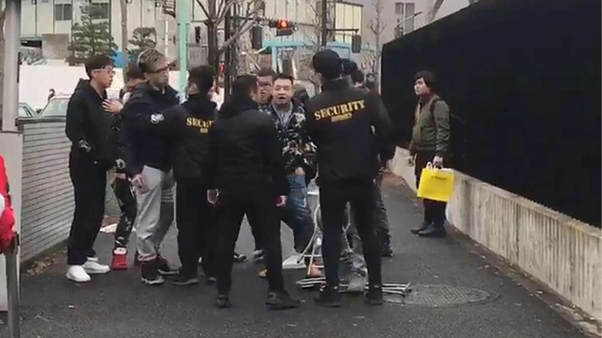 Supreme渋谷店 中国人転売ヤー達が店員を集団暴行してパイプ椅子でフルスイング！ | SOCOMの隠れ家