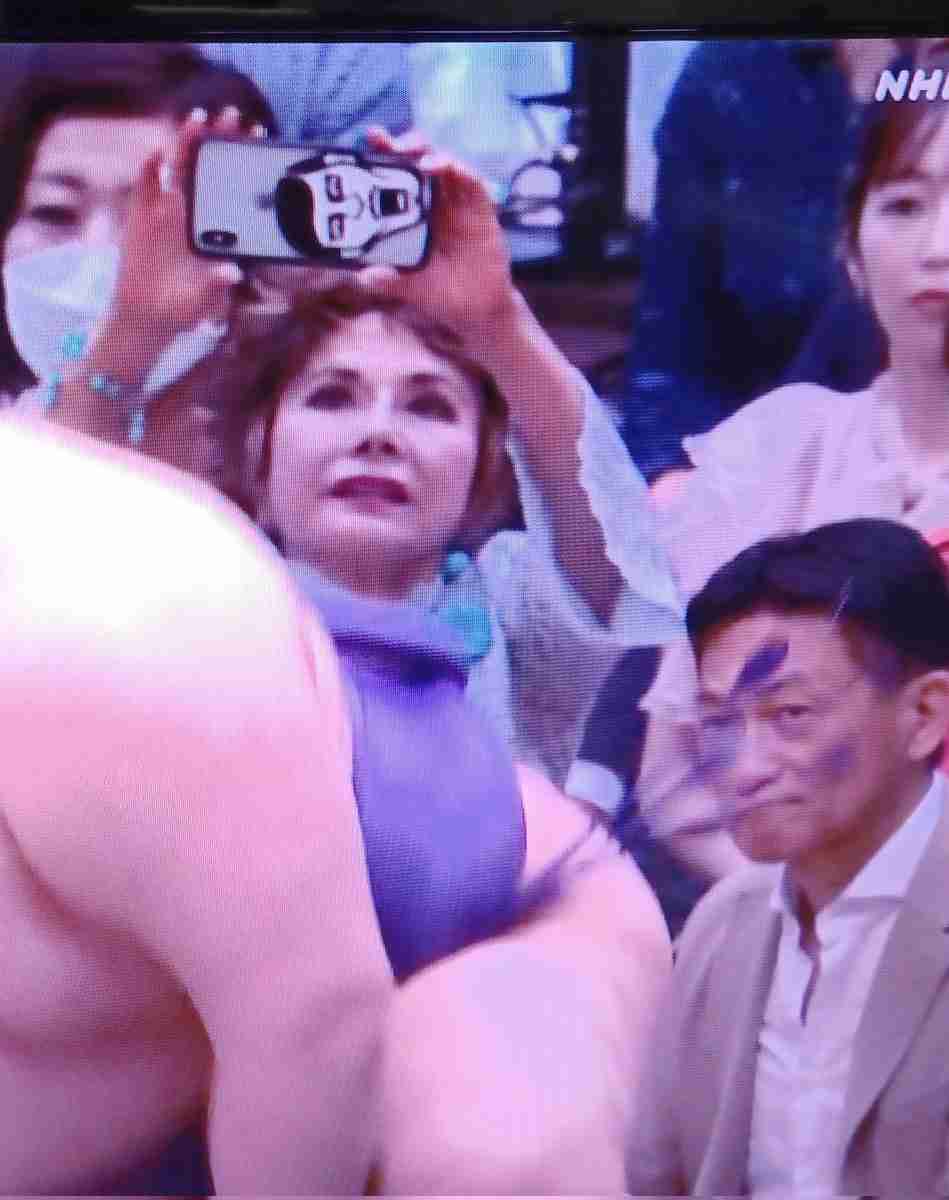 大相撲観戦のデヴィ夫人が最後に座布団直撃の受難 ツイッターでもデヴィ夫人がトレンド入り
