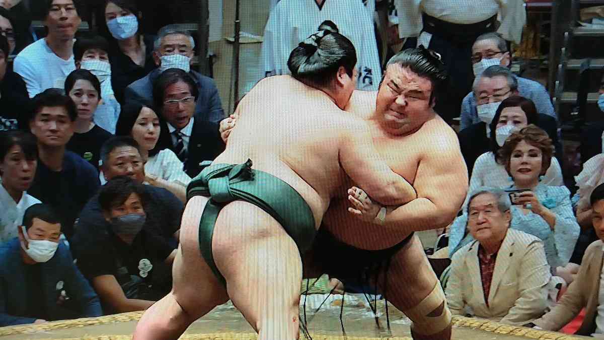 大相撲観戦のデヴィ夫人が最後に座布団直撃の受難 ツイッターでもデヴィ夫人がトレンド入り