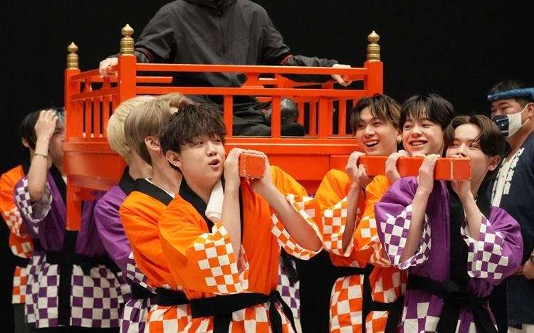 初ツアー成功＆デビューヒット祈願！13人で協力してお神輿を担ぐ！ | テレビ東京・ＢＳテレ東の読んで見て感じるメディア テレ東プラス