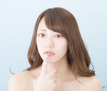 化粧水のバシャバシャ塗りで乾燥肌に…肌に必要な化粧水の量は？ | ママテナ