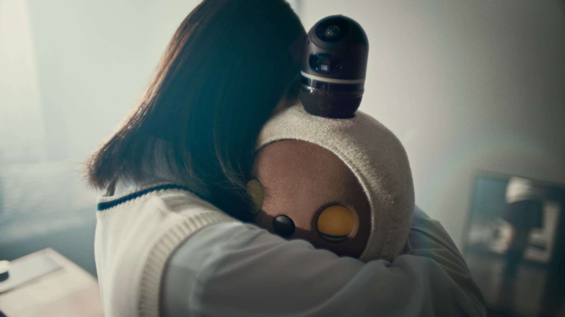 LOVEを育む家族型ロボット、LOVOT[らぼっと]