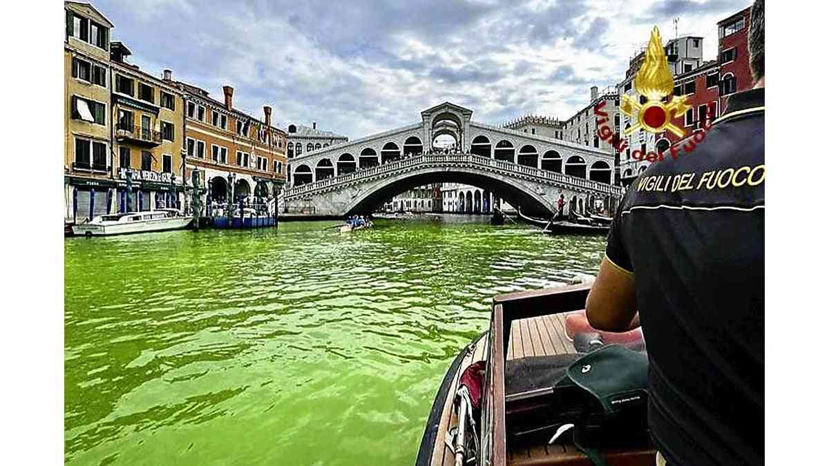 「水の都」ベネチアの運河が蛍光色に…トレビの泉を真っ黒にした環境活動家、再び関与か : 読売新聞