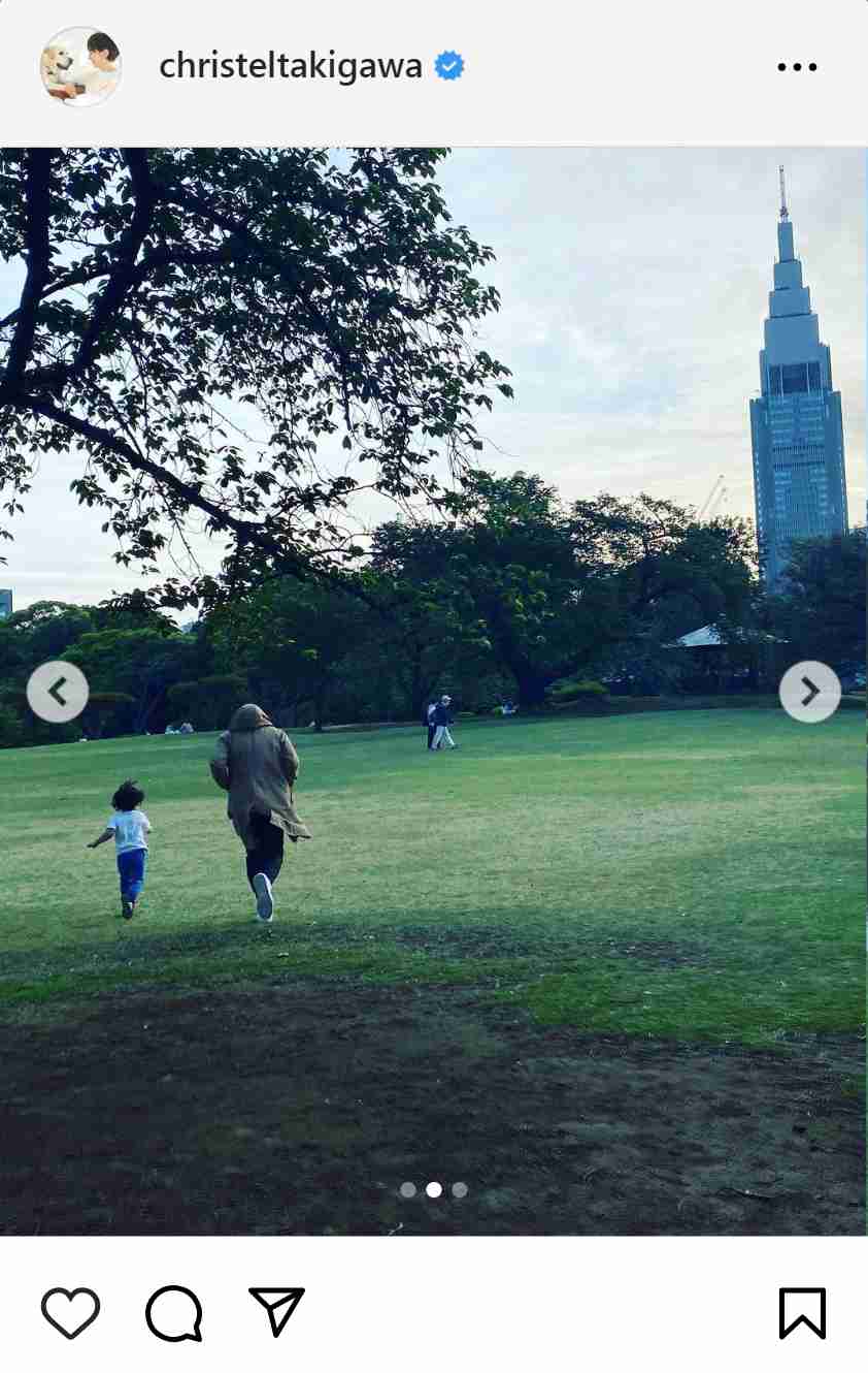 滝川クリステル、夫小泉進次郎氏と長男の「親子で走り回る」写真公開に「フォームそっくり」の声