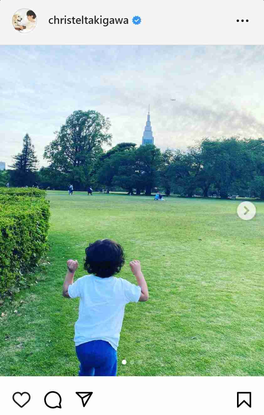 滝川クリステル、夫小泉進次郎氏と長男の「親子で走り回る」写真公開に「フォームそっくり」の声