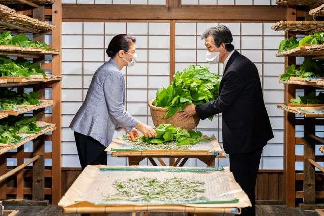 皇后さま　皇居で「御給桑」　蚕に桑の葉を与える（日テレNEWS） - Yahoo!ニュース