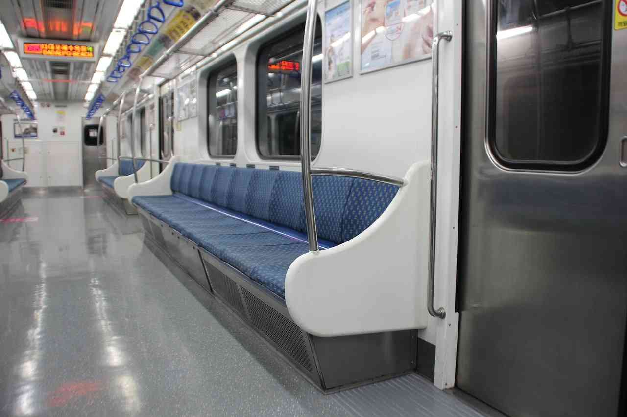 「マスクをしていない」41歳男、電車内で82歳女性を殴り逮捕 JR職員が警察に通報 (2022年8月24日) - エキサイトニュース