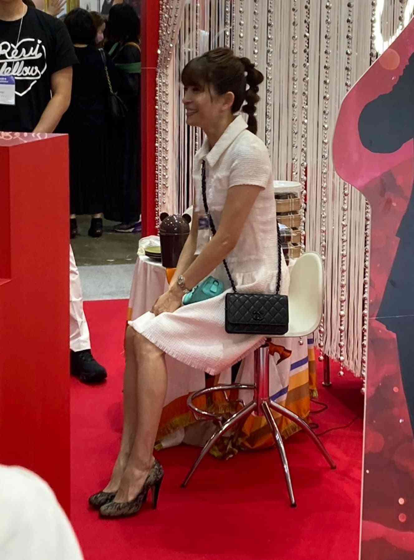 ファンからは心配の声も…美容家になった上原多香子を都内で目撃！ファンに囲まれるも「痩せすぎ」と…
