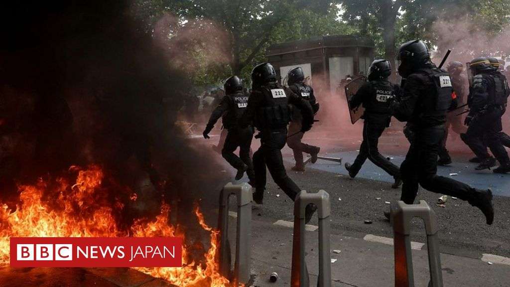 フランス全土でメーデーのデモ、年金改革に抗議　警官隊と衝突も - BBCニュース