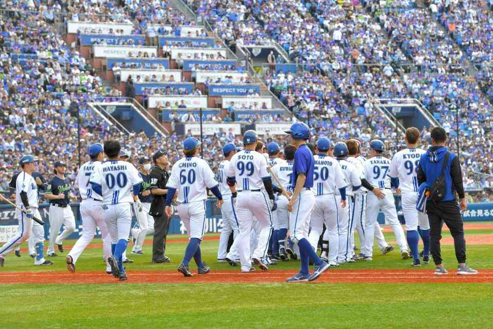 DeNA-ヤクルトが警告試合 死球の宮崎激怒で一触即発の乱闘騒ぎ 関根がマウンドに詰めよる