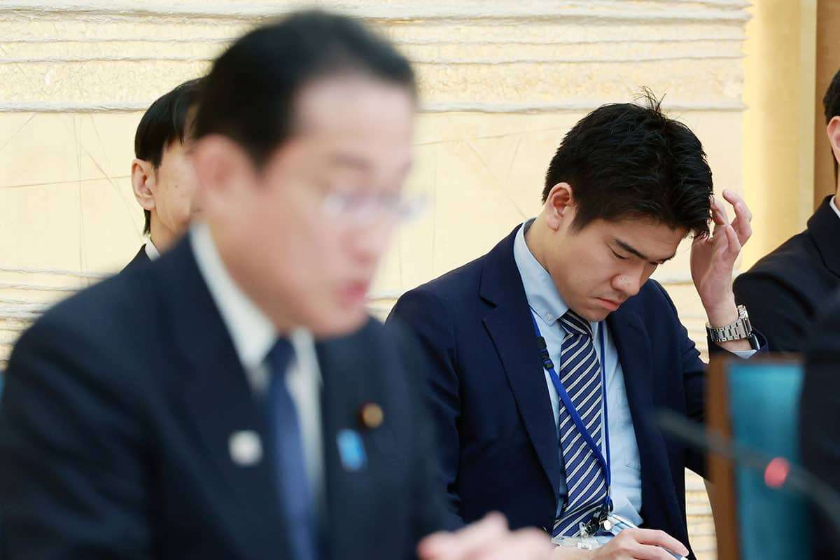 「公邸で忘年会」の岸田翔太郎秘書官、心が折れて自ら「もう辞める！」母も“悪ノリ撮影”かばい切れず | Smart FLASH/スマフラ[光文社週刊誌]