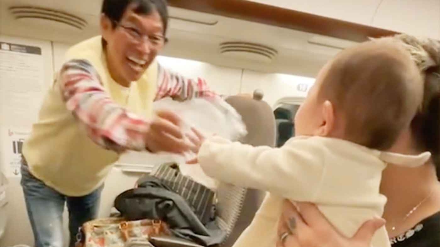 明石家さんま、変装なしで新幹線乗車する姿に驚き「遭遇したい」「座りもしないんですか？」井上聡が公開