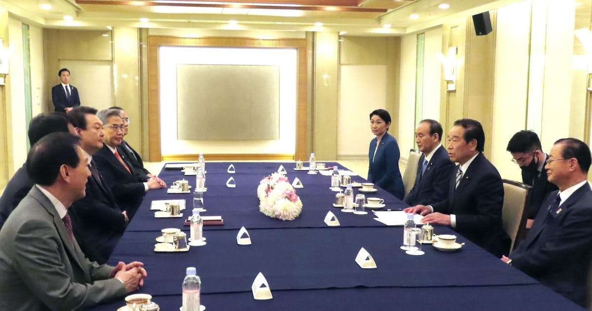菅義偉前首相、韓国大統領と会談　官民交流の深化で一致 - 日本経済新聞