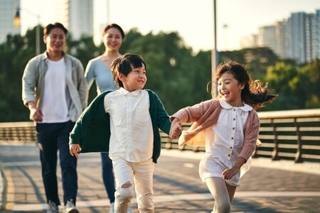 子育て世帯「平均年収600万円」も貯蓄・負債額は？【少子化対策のたたき台】児童手当を確認（LIMO） - Yahoo!ニュース