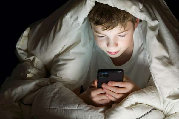子供のSNSは1日3時間超だとメンタルのリスクが2倍に…米公衆衛生局の注意喚起に衝撃｜日刊ゲンダイヘルスケア