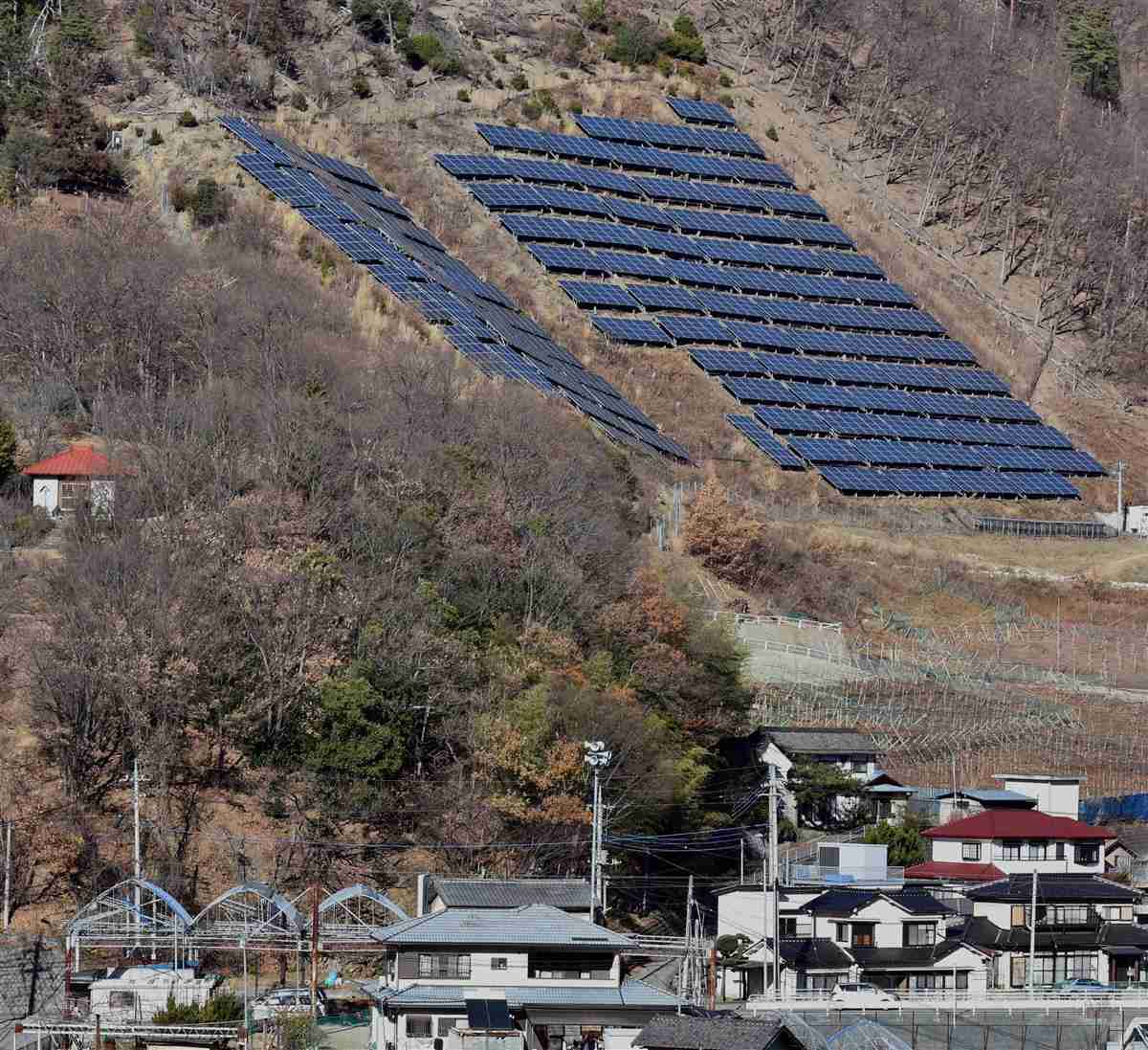 傾斜地の太陽光発電230か所、パネル崩落のリスク…土砂災害警戒区域内・住宅近くに設置