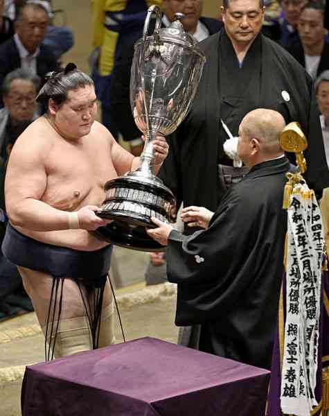 3場所全休から復活V！横綱・照ノ富士に“白鵬化”の心配なし ヒザの負担減らす「閂」で鬼に金棒｜格闘技｜日刊ゲンダイDIGITAL