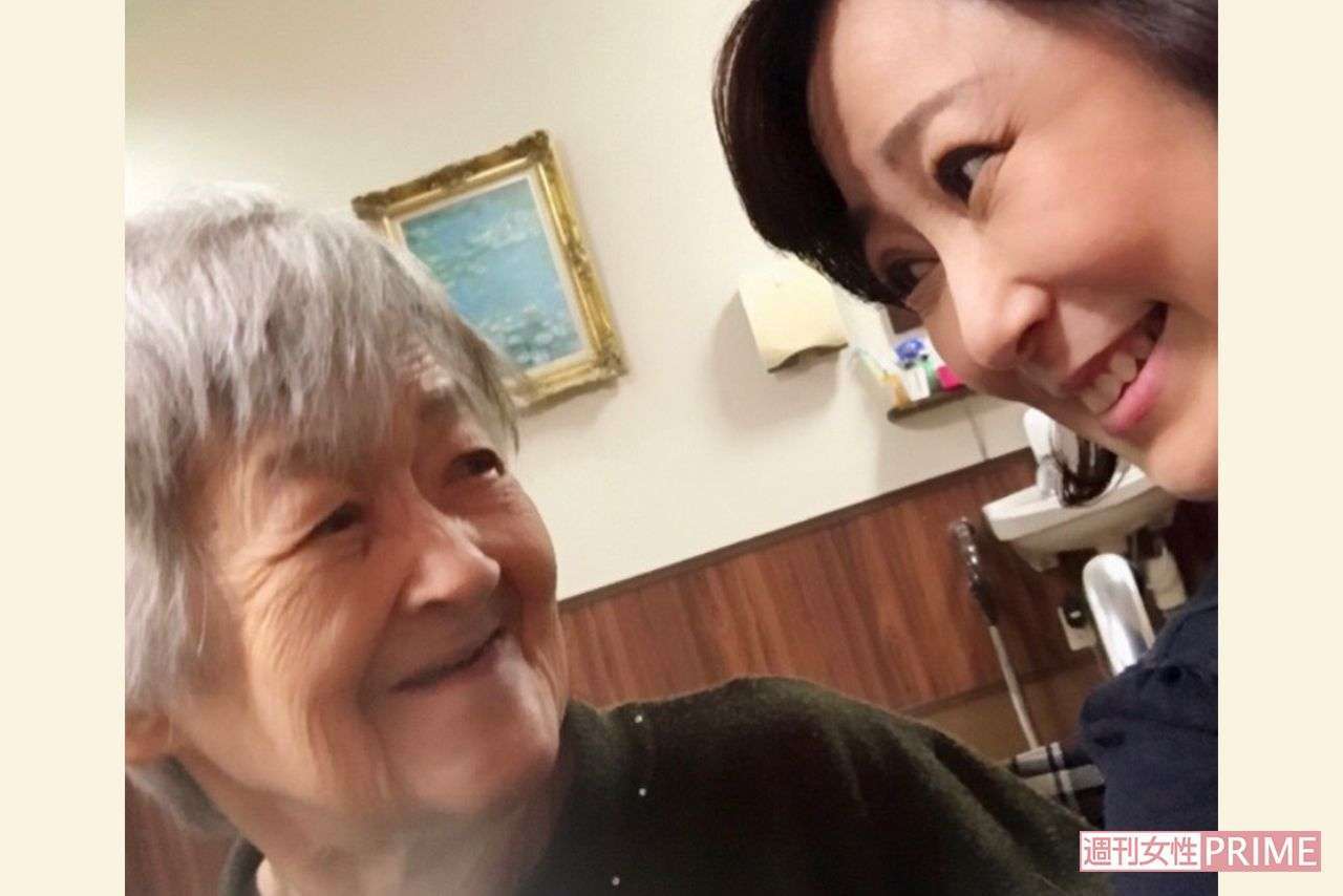 つちやかおり「認知症の母の死に際に会えなかった」今でも残る自責の念と、後悔から取得した資格