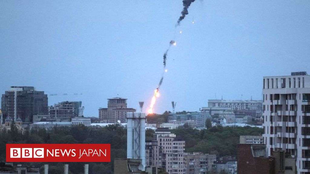 ウクライナ空軍、キーウ上空で自軍のドローン撃墜 - BBCニュース