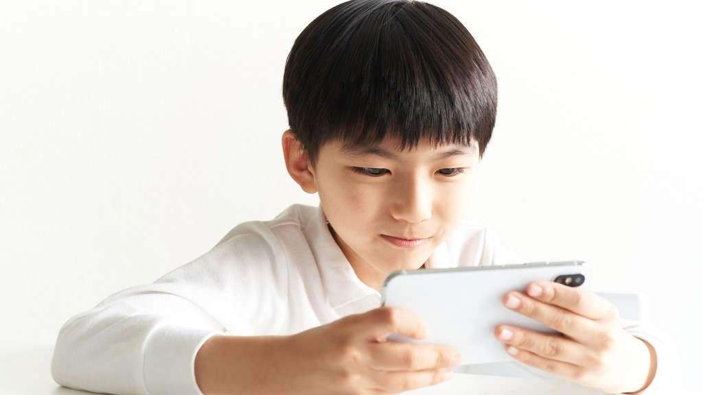 “寄り目”が固定する「急性スマホ内斜視」になる10代も　デジタル時代の目のリスクに注意を|学習と健康・成長|朝日新聞EduA