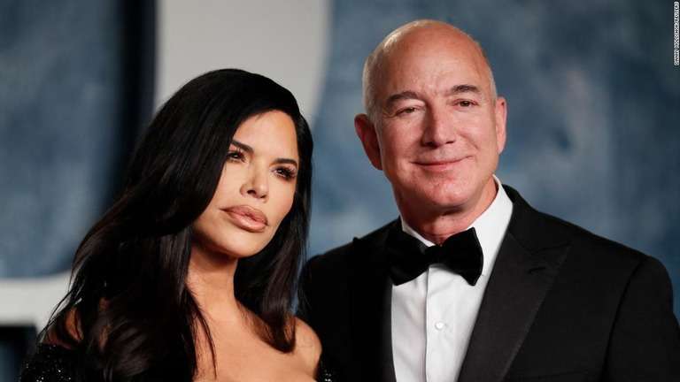 アマゾン創設者のベゾス氏が婚約　交際４年の元キャスターと - CNN.co.jp