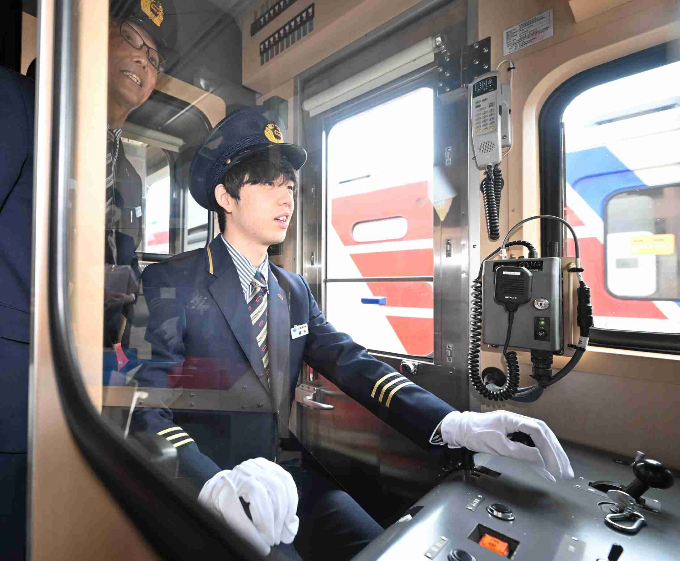 藤井聡太叡王が意外な告白「最近正座がきつくなりつつある」　対局後に立てないことも…