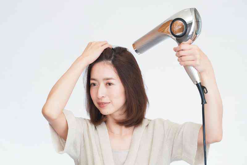 「40歳を過ぎたら髪の分け目はいらない」髪のスペシャリストが指摘する“5歳若く見える”新常識