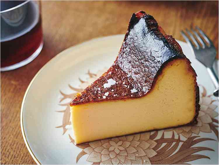 本場で習ったバスクチーズケーキのレシピ。材料5つで意外と簡単！ | 三越伊勢丹の食メディア | FOODIE（フーディー）