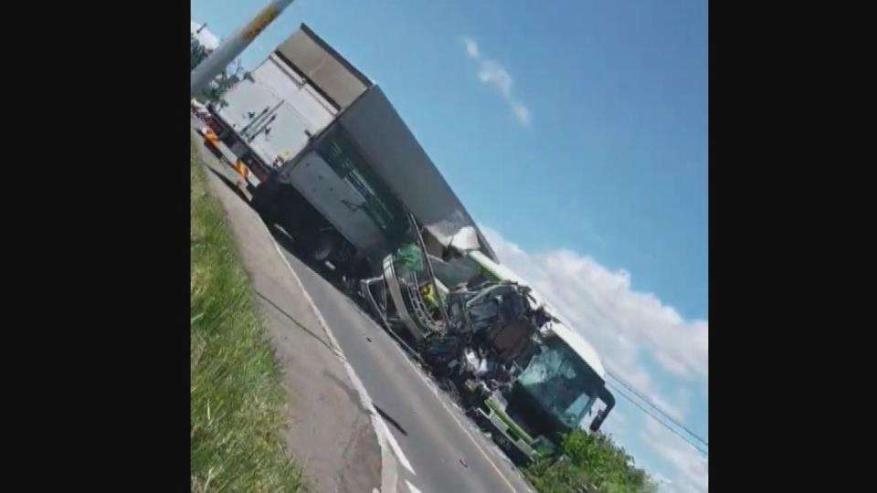 高速バスとトラックが衝突　15人けが　そのうち2人～3人が心肺停止　北海道八雲町