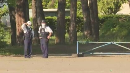 校庭で児童2人が不審な男から殴られる　児童は軽いけが　警察が男から事情聴く　度々校庭に侵入か