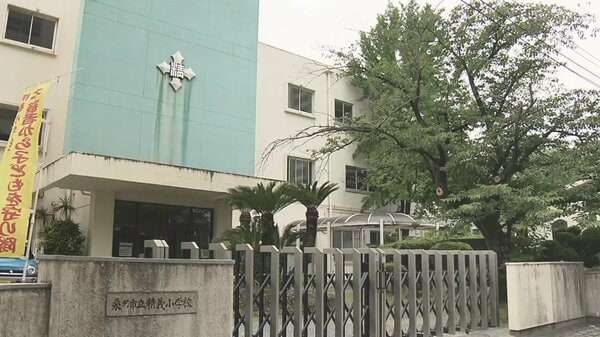 【独自】男性教師が相手児童にカッターナイフ渡す　口論で中指立てた児童を指導中「報復されることもあると…」　三重・桑名市の小学校｜FNNプライムオンライン