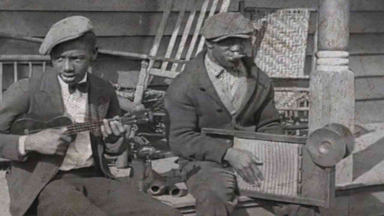 Street musicians Carl Scott and Eddie Thomas playing ukulele, kazoo, washboard, and a coffee pot. - YouTube