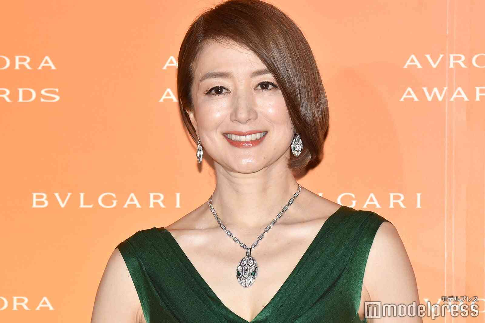 休養中の鈴木京香“人生初”ショートヘアに 2ヶ月ぶりの近影に反響　