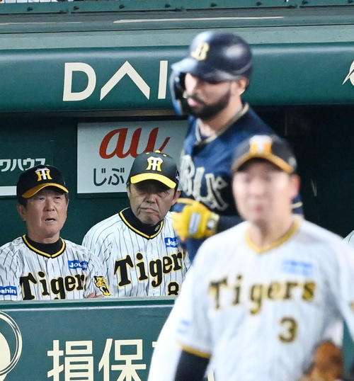 【阪神】岡田監督「そらエラーで失点もするよ。取り返せばええやん」今季最多３失策／一問一答 - プロ野球 : 日刊スポーツ