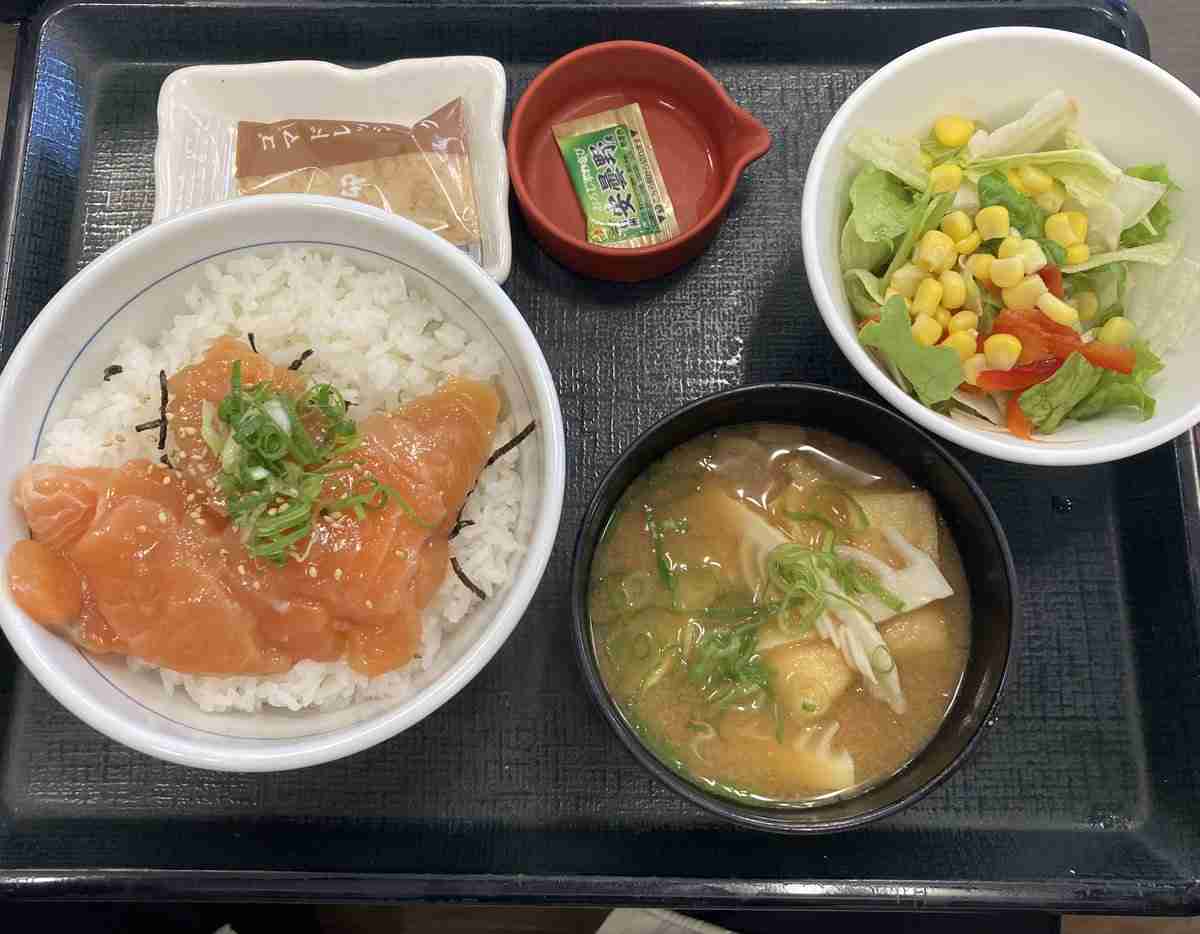 なか卯「サーモン丼」、メニュー写真より「切り身が少ない」SNSで指摘…運営会社の見解は？