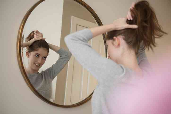 ヘアゴムよりも跡がつきません！女性約100人に聞いた「髪をまとめるアイテム」