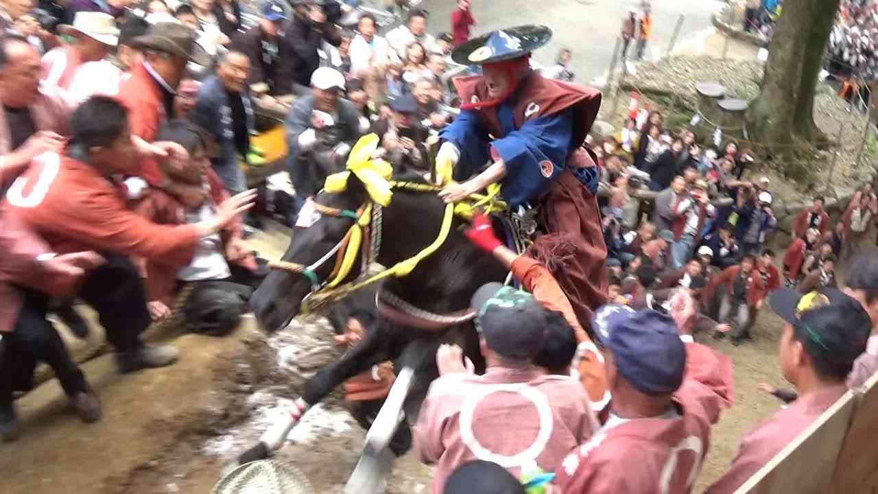 武者姿の若者を乗せ「上げ馬神事」　三重・桑名市 - YouTube