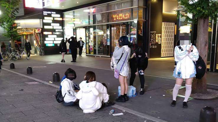流血沙汰、ごみ散乱...歌舞伎町で衝撃光景　人気女性YouTuber「日本じゃないみたいで怖かった」