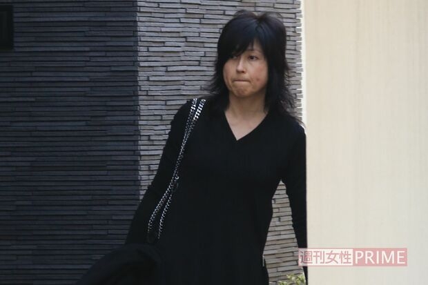 岸谷香、熱心な“教育ママ”が金髪ロン毛で口ピアスのTikTokerになった息子のために起こしていた“願書騒動”（週刊女性PRIME） - Yahoo!ニュース