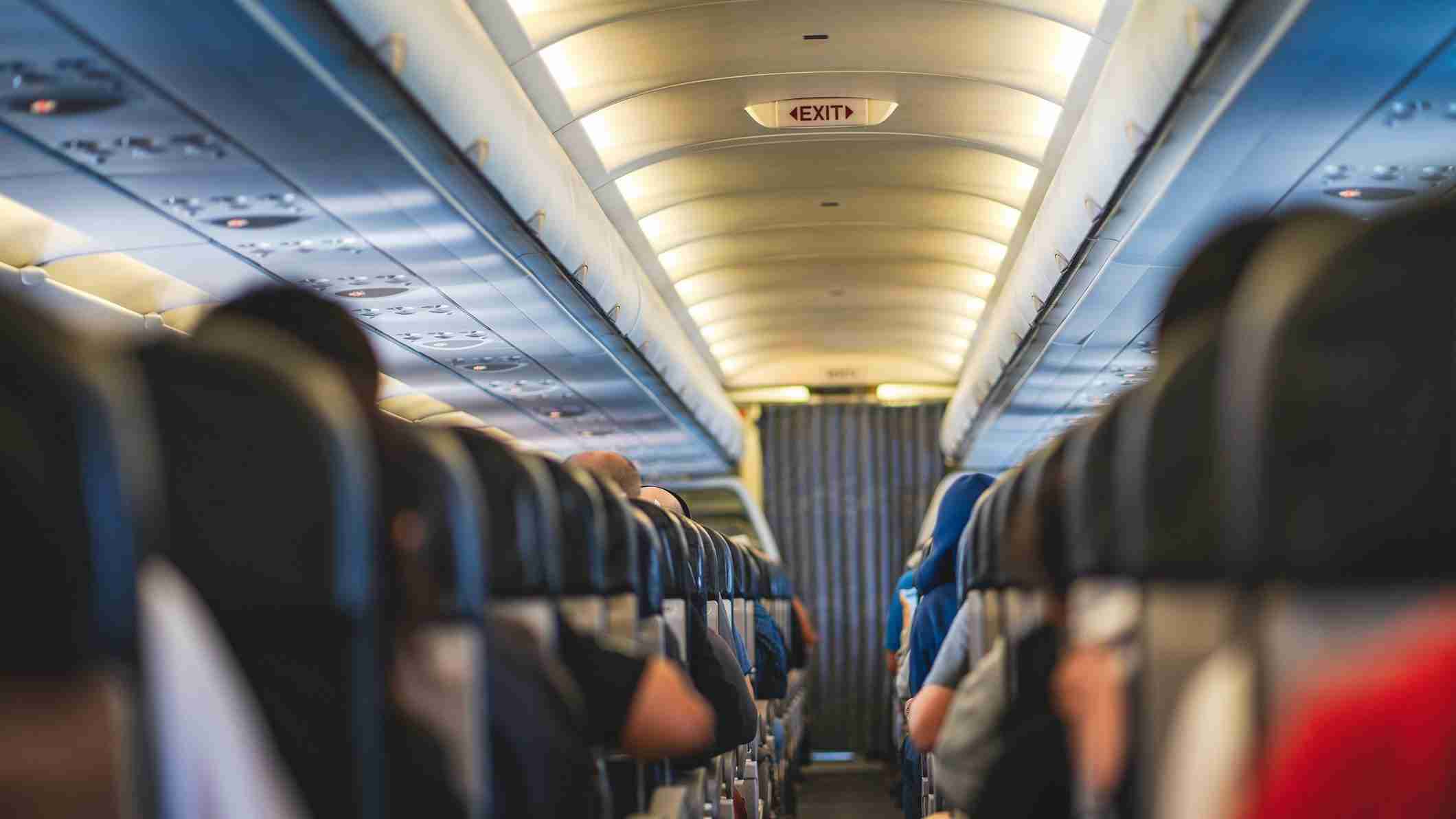 プラスサイズの女性が怒りのクレーム「飛行機内の通路が狭いのは『差別』」 | ただ歩くのにも一苦労 | クーリエ・ジャポン