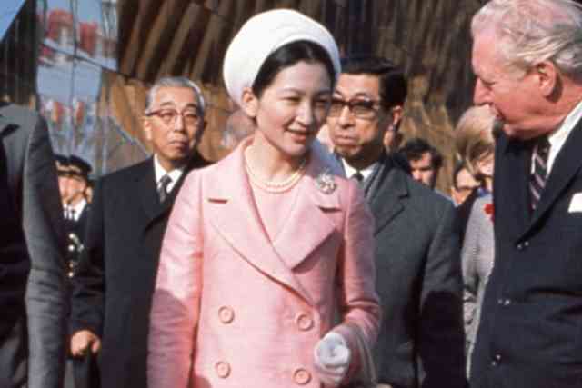 美智子さま“乙女”らしからぬ、三島由紀夫「試し乗り」事件　皇太子を「子供扱い」した“夜の奔放”さ – 皇室遅報 Offline