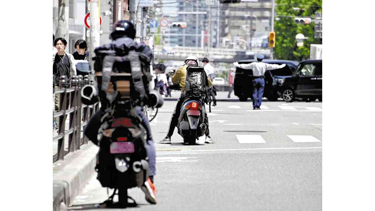 フードデリバリーは自転車からバイク主流に…フリー配達員は「自己責任」、事故深刻化の懸念も : 読売新聞