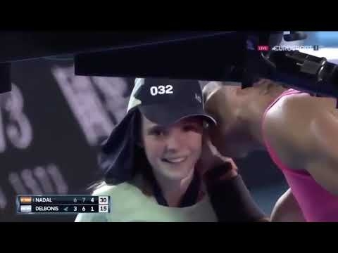 ナダルのショットがボールガール直撃、駆け寄りおわびにキス - YouTube