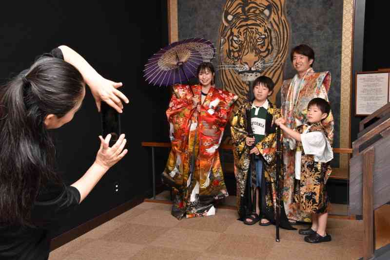 ド派手新成人に500人が大変身　小倉城でなりきりイベント　北九州（毎日新聞）のコメント一覧 - Yahoo!ニュース