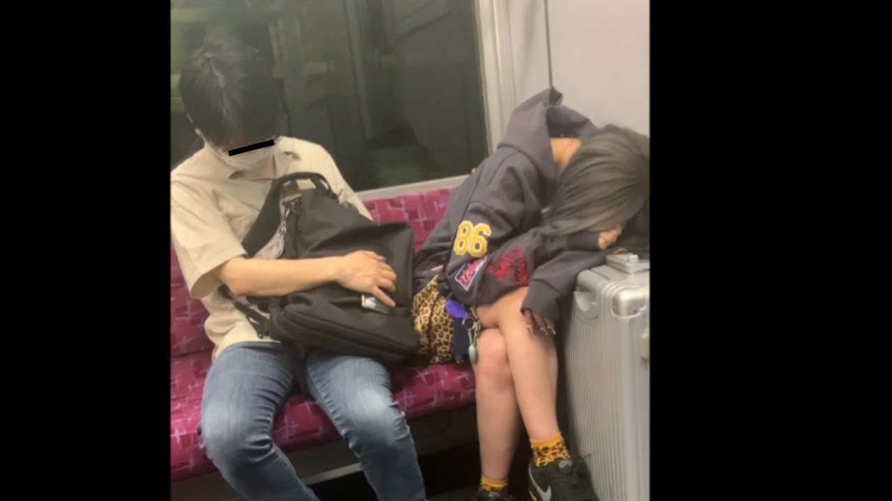 おじさんが電車で寝てる女子大生のお尻を触って痴漢してたので注意してみた - YouTube
