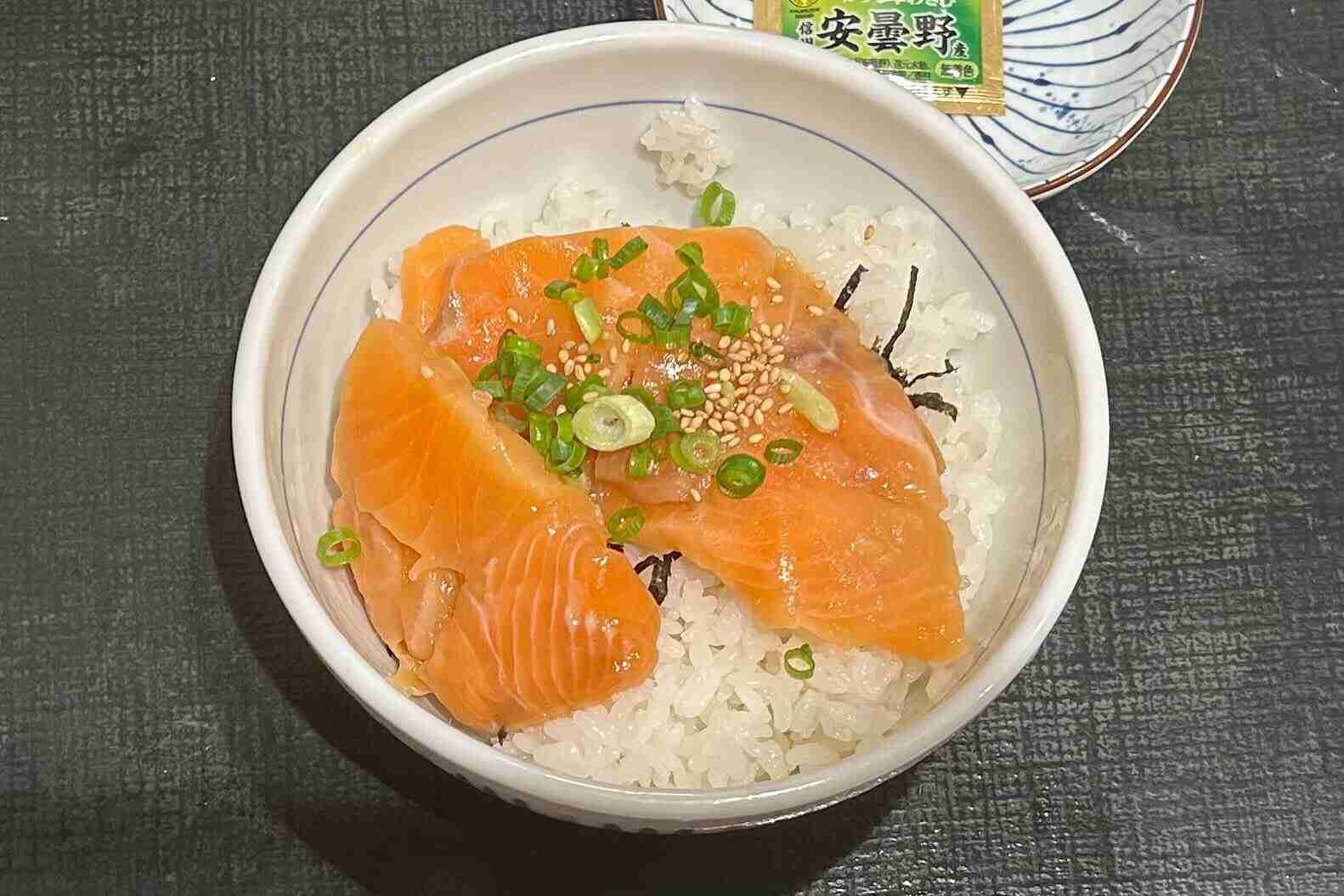 なか卯「サーモン丼」、メニュー写真より「切り身が少ない」SNSで指摘…運営会社の見解は？