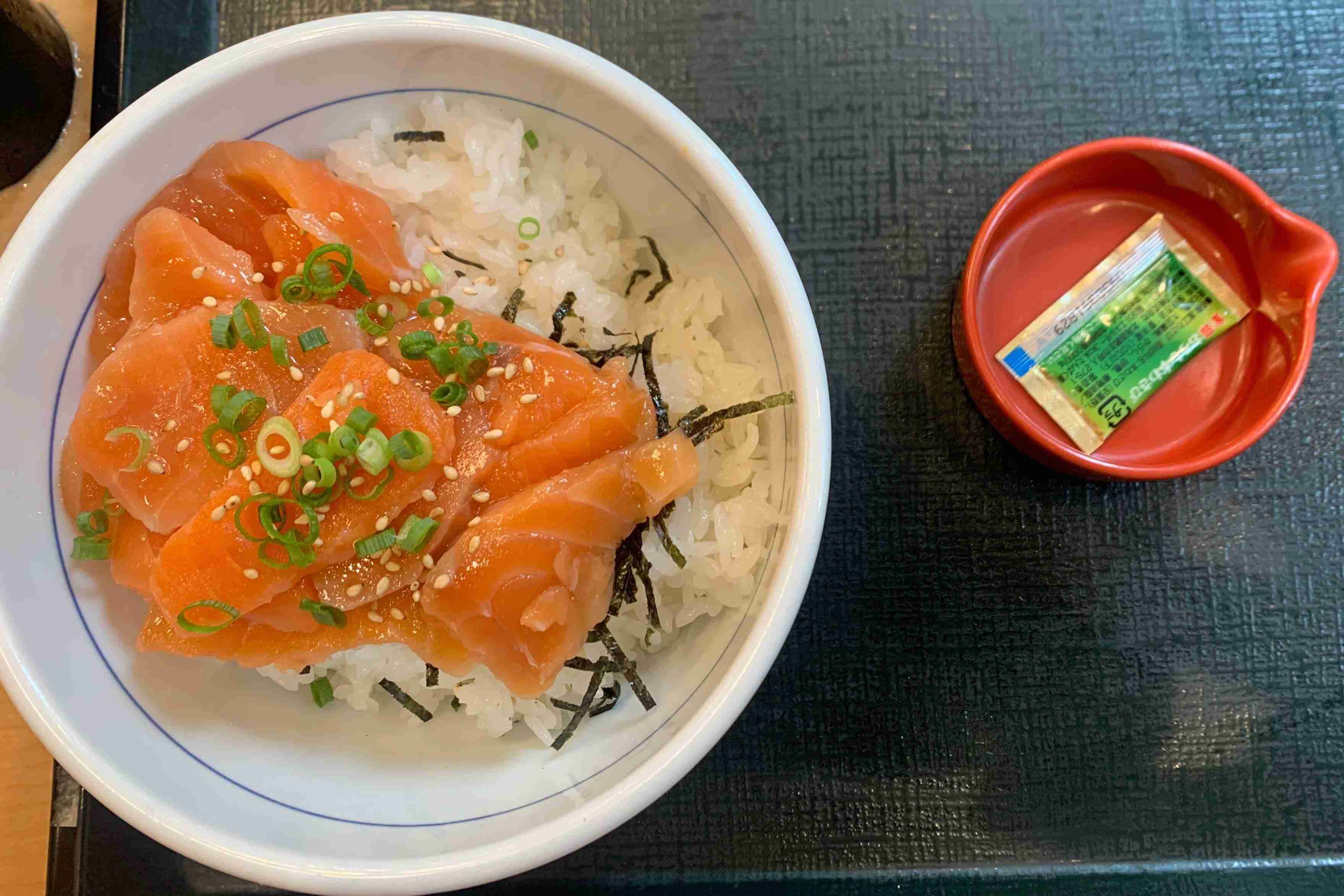 なか卯「サーモン丼」、メニュー写真より「切り身が少ない」SNSで指摘…運営会社の見解は？